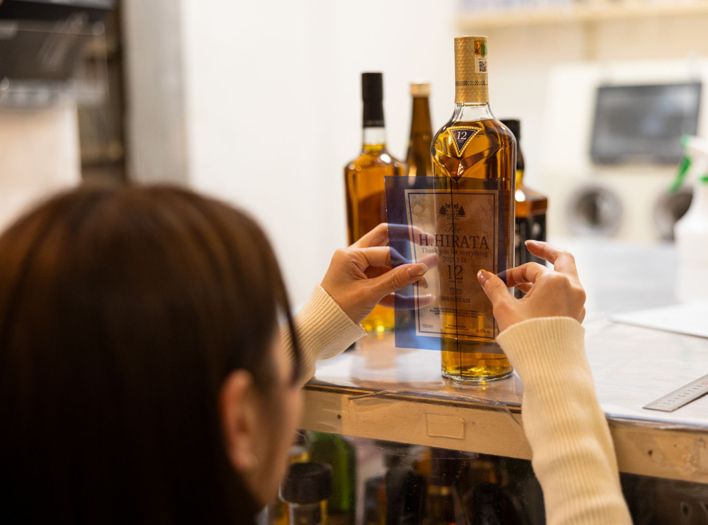 お酒が飲めない私が、毎日お酒のボトルを彫刻して気づいたこと