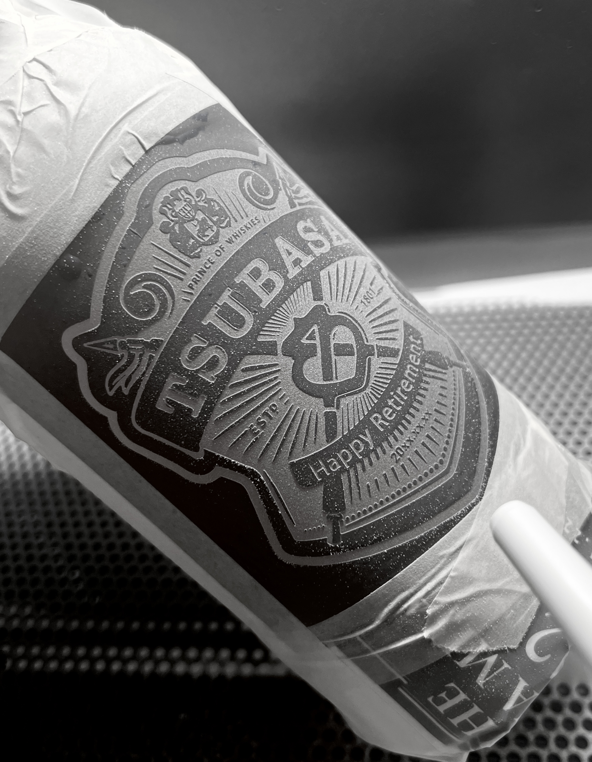 0.1ミリのこだわり ― サンドブラストが生む名入れボトルの上質